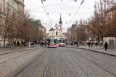 Brno, Çek Cumhuriyeti-15 Aralık 2016: Şehir merkezinde sokak. Brno, Çek Cumhuriyeti 'nin nüfus ve alan bakımından en büyük ikinci şehridir..