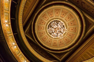 Riga, Letonya - 30 Nisan 2016: Letonya Ulusal Opera Binası Riga, Letonya. Ulusal Opera Binası 1863 yılında St. Petersburg mimarı Ludwig Bohnstedt tarafından inşa edilmiştir..