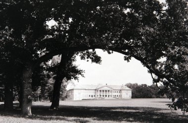 Deg, Macaristan - 27 Kasım 2012: Festetics Castle ve kale parkı sonbaharda, Deg, Macaristan