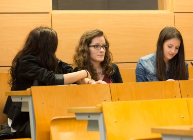 BUDAPEST, HUNGARY - 10 Ekim 2014: ELTE Üniversitesi 'nde kimliği belirsiz öğrenciler
