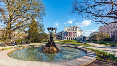 Riga, Letonya - 30 Nisan 2016: Letonya Ulusal Opera Binası Riga, Letonya. Ulusal Opera Binası 1863 yılında St. Petersburg mimarı Ludwig Bohnstedt tarafından inşa edilmiştir..