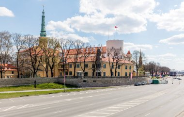 Riga, Letonya - 29 Nisan 2016: Letonya 'nın başkenti Riga' nın merkezindeki ortaçağ kalesi. Riga, Baltık devletlerinin en büyük şehri ve Letonya nüfusunun üçte birine ev sahipliği yapmaktadır. 