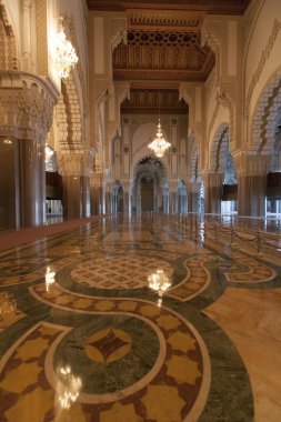 CASABLANCA, MOROCCO - 31 Ekim 2008 'de Casablanca' da Hasan II camiinin içi. Beyaz cami dünyanın en büyük camilerinden biri ve Fas 'taki tek gayrimüslim camii.