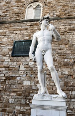 Michelangelo 'nun taklit David heykeli, Floransa