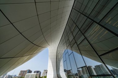 Bakü, Azerbaycan - 6 Mayıs 2019: Bakü 'deki Heydar Aliyev Kültür Merkezi. Kültür merkezi, mimar Zaha Hadid tarafından inşa edildi. 