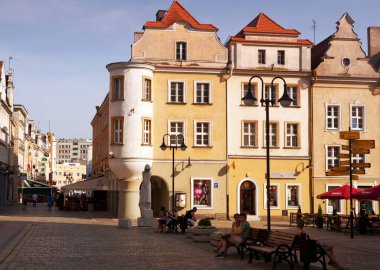 Opole, Polonya - 12 Haziran 2010: Opole şehir merkezinde sokak.