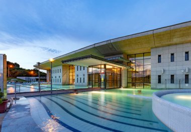 EGERSZALOK, HUNGARY - 17 Ağustos 2010: Egerszalok 'taki Saliris Resort ve Spa Sağlık Oteli Havuzu.