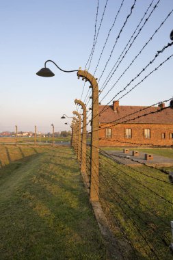 OSWIECIM, POLAND - 22 Ekim 2012 'de Polonya' nın Oswiecim kentinde eski bir Nazi imha kampı olan Auschwitz Kampı 'nda dikenli teller. Avrupa 'daki en büyük Nazi toplama kampıydı.