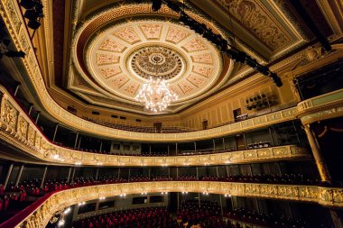 Riga, Letonya - 30 Nisan 2016: Letonya Ulusal Opera Binası Riga, Letonya. Ulusal Opera Binası 1863 yılında St. Petersburg mimarı Ludwig Bohnstedt tarafından inşa edilmiştir..