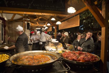 BUDAPEST, HUNGARY - 1 Aralık 2012 'de Macaristan' ın Budapeşte kentinde Vorosmarty Meydanı 'ndaki yıllık Noel Fuarı' nı kimliği belirsiz kişiler ziyaret etti. Fuar Orta Avrupa 'nın en büyük ikinci fuarı..