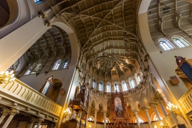 HELSINKI / FINLAND - 4 Mayıs 2016: Punavuori 'deki St. Johns Kilisesi yaz ortası şenlik ateşlerinin yer aldığı tepenin içi. Neogotik tarzın temsilcisi olarak Finlandiya 'nın en büyük taş kilisesidir..