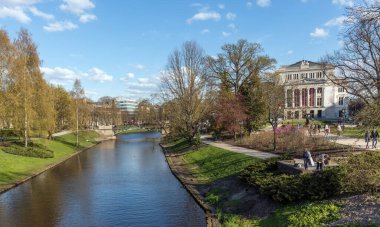 Riga, Letonya - 30 Nisan 2016: Letonya Ulusal Opera Binası Riga, Letonya. Ulusal Opera Binası 1863 yılında St. Petersburg mimarı Ludwig Bohnstedt tarafından inşa edilmiştir..