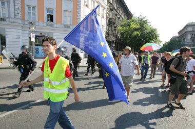 BUDAPEST, HUNGARY - 8 Temmuz 2017: Kimliği belirsiz insanlar LGBT haklarını desteklemek için 22. Budapeşte Gay Onur Yürüyüşüne katıldılar.