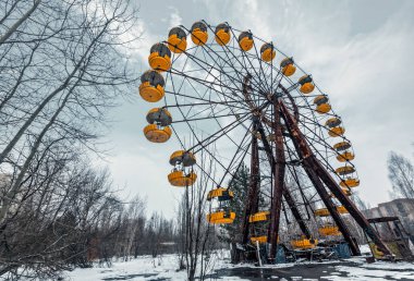 PRIPYAT, UKRAINE - 15 Mart 2013 'te Ukrayna' nın Pripyat kentinde terk edilmiş bir şehir olan Pripyat 'ın genel manzarası. 27 yıl önce 4 numaralı reaktör patladıktan sonra burada bir nükleer felaket meydana geldi.