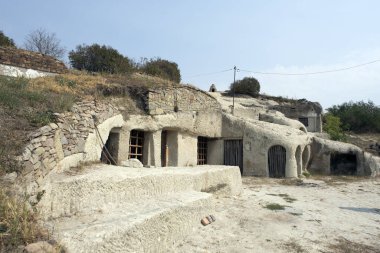 NOSZVAJ, HUNGARY - SEPTEMBER 1, 2012: Mağara evleri, 19. yüzyılda ev satın alınamayacak kadar fakir aileler tarafından yumuşak rhyolite taşına dönüştürüldü, bugün çok azı sanatçı atölyelerine dönüştürüldü
