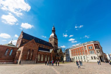 Riga, Letonya - 29 Nisan 2016: Riga 'nın merkezi, Letonya. Riga, Baltık devletlerinin en büyük şehri ve Letonya nüfusunun üçte birine ev sahipliği yapmaktadır. 