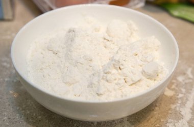 Bir kasedeki çiğ organik un.