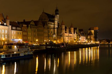 Hollanda 'daki Amsterdam şehrinin gece manzarası.