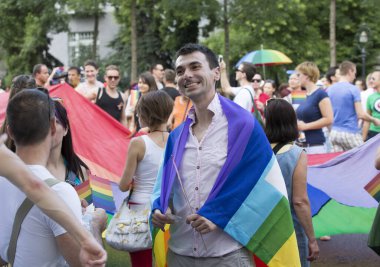 BUDAPEST, HUNGARY - 6 Temmuz 2013 'te Budapeşte, Macaristan' da LGBT (lezbiyen, gey, biseksüel ve transseksüel) haklarını desteklemek için düzenlenen Eşcinsel Onur Yürüyüşüne kimliği belirsiz kişiler katıldı..