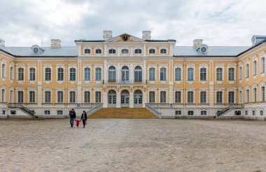 Pilsrundale, Letonya - 1 Mayıs 2016; Rundale Sarayı 'nın dışı. Rundale Sarayı, Letonya 'nın en seçkin Barok ve Rococo sanat eserlerinden biridir.. 
