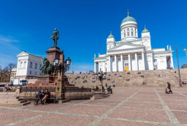 HELSINKI / FINLAND - 4 Mayıs 2016: Beyaz Helsinki Katedrali önündeki insanlar, Protestan Lüteryen Kilisesi. Kilise ilk olarak 1830-1852 yılları arasında inşa edildi.. 