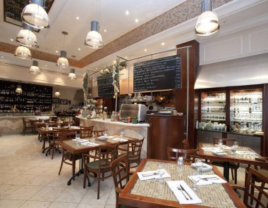 BUDAPEST, HUNGARY - 10 HAZİRAN: 10 Ocak 2010 tarihinde Macaristan 'ın Budapeşte kentinde Michelin müfettişleri tarafından verilen Bip Gourmand derecesi ile Bock Bistro Restoranının İçişleri. 