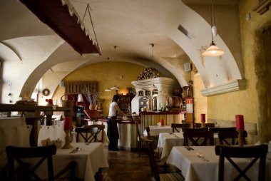 Şehirdeki bir restoranın içinde.