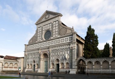 Floransa 'daki Santa Maria Novella Kilisesi' nin ana cephesi uzun süre gözler önüne serildi. Gökyüzünde bulutlar var ve önünde bir sürü turist var..