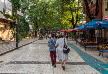 Tatil köyünde yürüyen insanlar