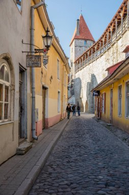 TALLINN, ESTONIA - 4 Mayıs 2016: Estonya 'daki Tallinn Tarih Merkezi' nde tanımlanamayan turist yürüyüşü. UNESCO Dünya Mirası sahasının bir parçası. 