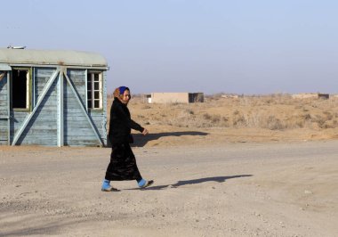 Özbekistan 'da çölde genç bir kız