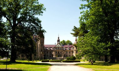 Moszna, Polonya - 11 Haziran 2010: Moszna, Silezya 'daki romantik şato.