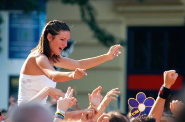 BUDAPEST, HUNGARY - 8 Ağustos 2004 'te Macaristan' ın Budapeşte kentinde düzenlenen Budapeşte Sokak Festivali katılımcıları.                     