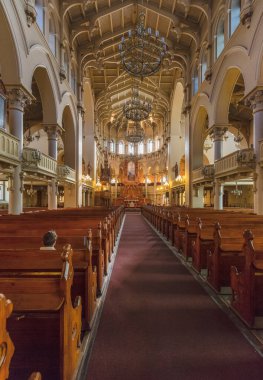 HELSINKI / FINLAND - 4 Mayıs 2016: Punavuori 'deki St. Johns Kilisesi yaz ortası şenlik ateşlerinin yer aldığı tepenin içi. Neogotik tarzın temsilcisi olarak Finlandiya 'nın en büyük taş kilisesidir..