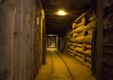 WIELICZKA, POLAND - 23 Ekim: Wieliczka tuz madeni (13. yüzyıl) dünyanın en eski tuz madenlerinden biridir. 9. katta 300 'den fazla koridor ve 300' den fazla odası var. 23 Ekim 2012, Wieliczka, Polonya.