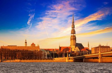 Gün batımında Riga şehri, Letonya