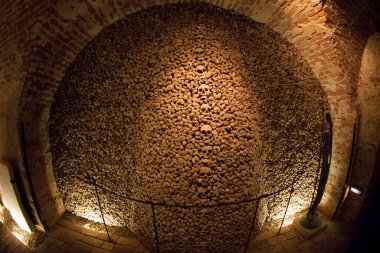 BRNO, CZECH - 15 Aralık 2016: Brno 'daki Jakubske Meydanı' ndaki St. James Kilisesi Ossuary 'nin İçişleri. 50.000 'den fazla insana ait olduğu tahmin edilen büyük bir kemik koleksiyonuydu.