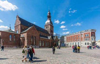 Riga, Letonya - 29 Nisan 2016: Riga 'nın merkezi, Letonya. Riga, Baltık devletlerinin en büyük şehri ve Letonya nüfusunun üçte birine ev sahipliği yapmaktadır. 