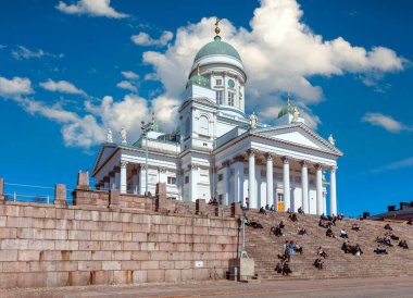 HELSINKI / FINLAND - 4 Mayıs 2016: Beyaz Helsinki Katedrali önündeki insanlar, Protestan Lüteryen Kilisesi. Kilise ilk olarak 1830-1852 yılları arasında inşa edildi..