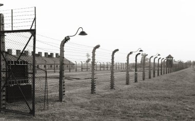 OSWIECIM, POLAND - 22 Ekim 2012 'de Polonya' nın Oswiecim kentinde eski bir Nazi imha kampı olan Auschwitz Kampı II. Avrupa 'daki en büyük Nazi toplama kampıydı..