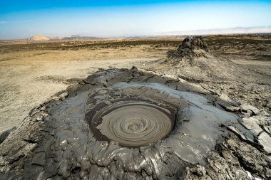 Gobustan, Azerbaycan - 7 Mayıs 2019: Gobustan 'ın Bakü, Azerbaycan yakınlarındaki çamur volkanları