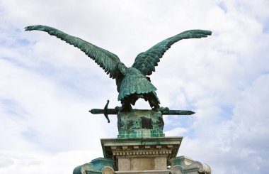 Kılıcı güçlü pençeli pençeleri olan Attila 'nın Kartal heykeli efsanevi kuş Turul. Budapeşte Kraliyet Kalesi 'nde Heykel Donat Gyula (Gyula Donath). Sonbahar renkleri gökyüzü. Budapeşte, Macaristan