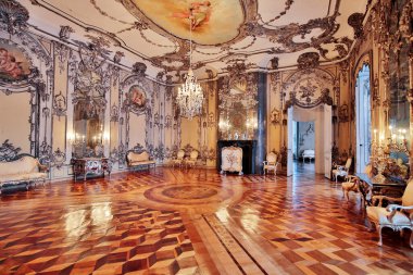 POTSDAM, GERMANY - 26 Aralık 2014: Potsdam 'daki Sanssouci kraliyet parkının batı tarafında bulunan New Palace' daki antika saat.