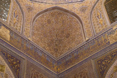 SAMARQUAND, UZBEKISTAN - 23 Mart 2012 tarihinde Özbekistan 'ın Samarquand kentindeki Registan Meydanı binası. Antik şehir UNESCO Dünya Mirası 'nın bir parçası. 