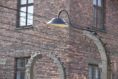 OSWIECIM, POLAND - 22 Ekim 2012 'de Polonya' nın Oswiecim kentinde eski bir Nazi imha kampı olan Auschwitz Kampı 'nda dikenli teller. Avrupa 'daki en büyük Nazi toplama kampıydı.