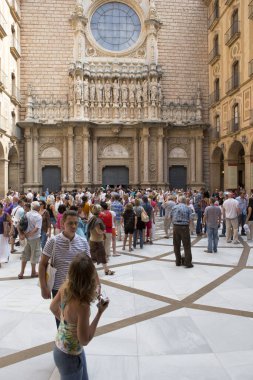 Tanımlanamayan hacılar Benedictine manastırı Santa Maria de Montserrat 'ı ziyaret ederek 10 numaradaki Katalonya' nın favori azizi Kara Bakire 'ye ev sahipliği yaptılar. 09, 2012 Montserrat, İspanya