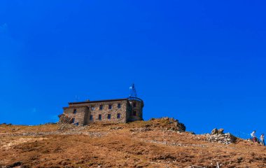 Dağ tepesindeki eski tuğla ev.