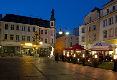 Opole, Polonya - 12 Haziran 2010: Opole şehir merkezi gün batımında.