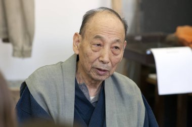 BUDAPEST, HUNGARY - 12 EKİM: Isamu Adachi, 12 Ekim 2010 'da Macaristan' ın Budapeşte kentinde Güzel Sanatlar Üniversitesi 'nde Japon ressam dersleri verdi..