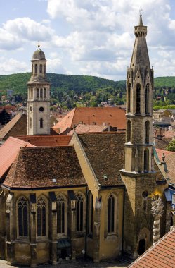 SOPRON, HUNGARY - 9 Haziran 2014 Sopron 'daki tarihi şehir merkezi. Sopron, Macaristan 'da hem kırmızı hem de beyaz şarap üreten az sayıdaki şaraptan biri olan önemli bir şarap üretim bölgesidir..